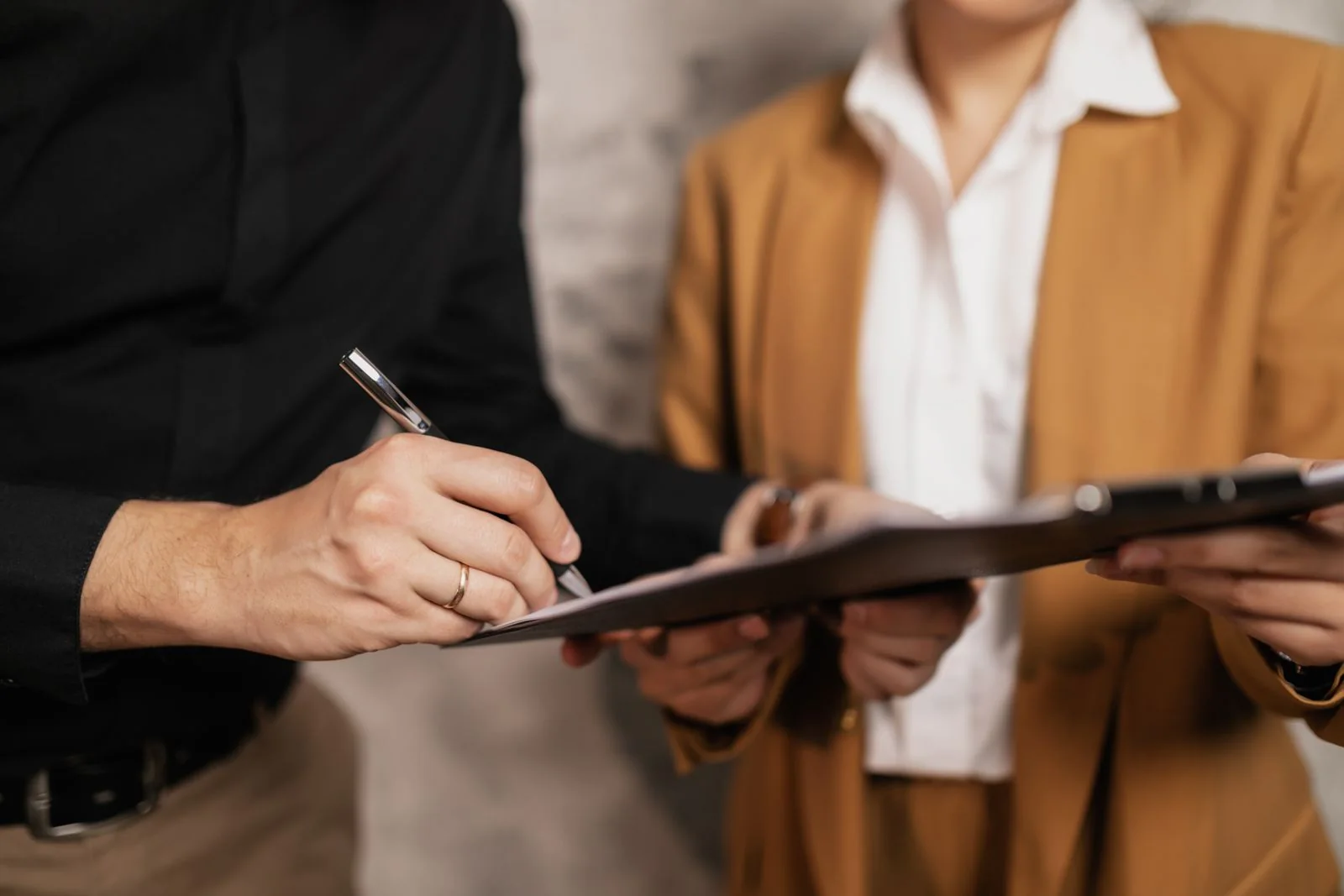 Profissionais conferindo e assinando documentos