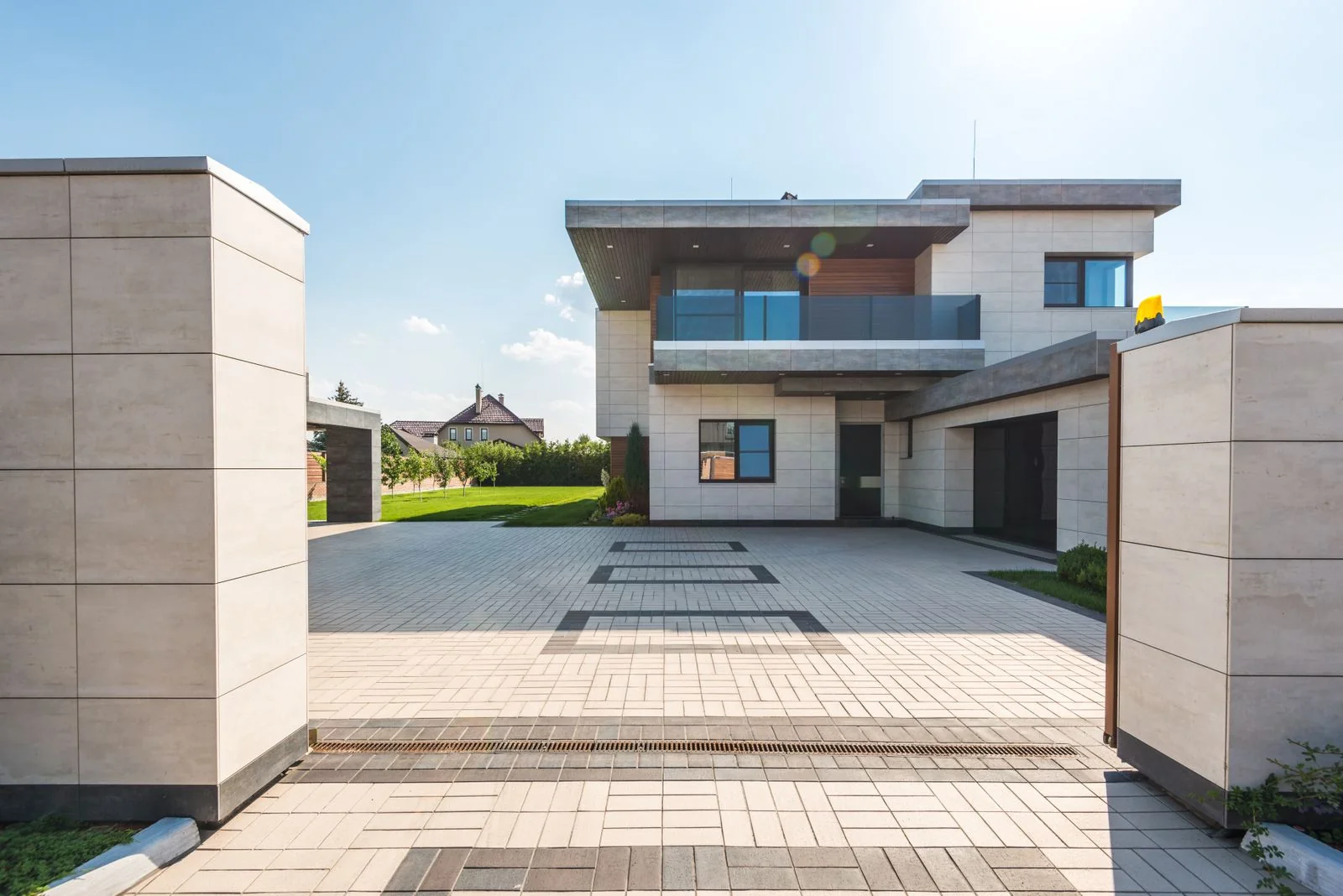 Residência contemporânea com entrada ampla