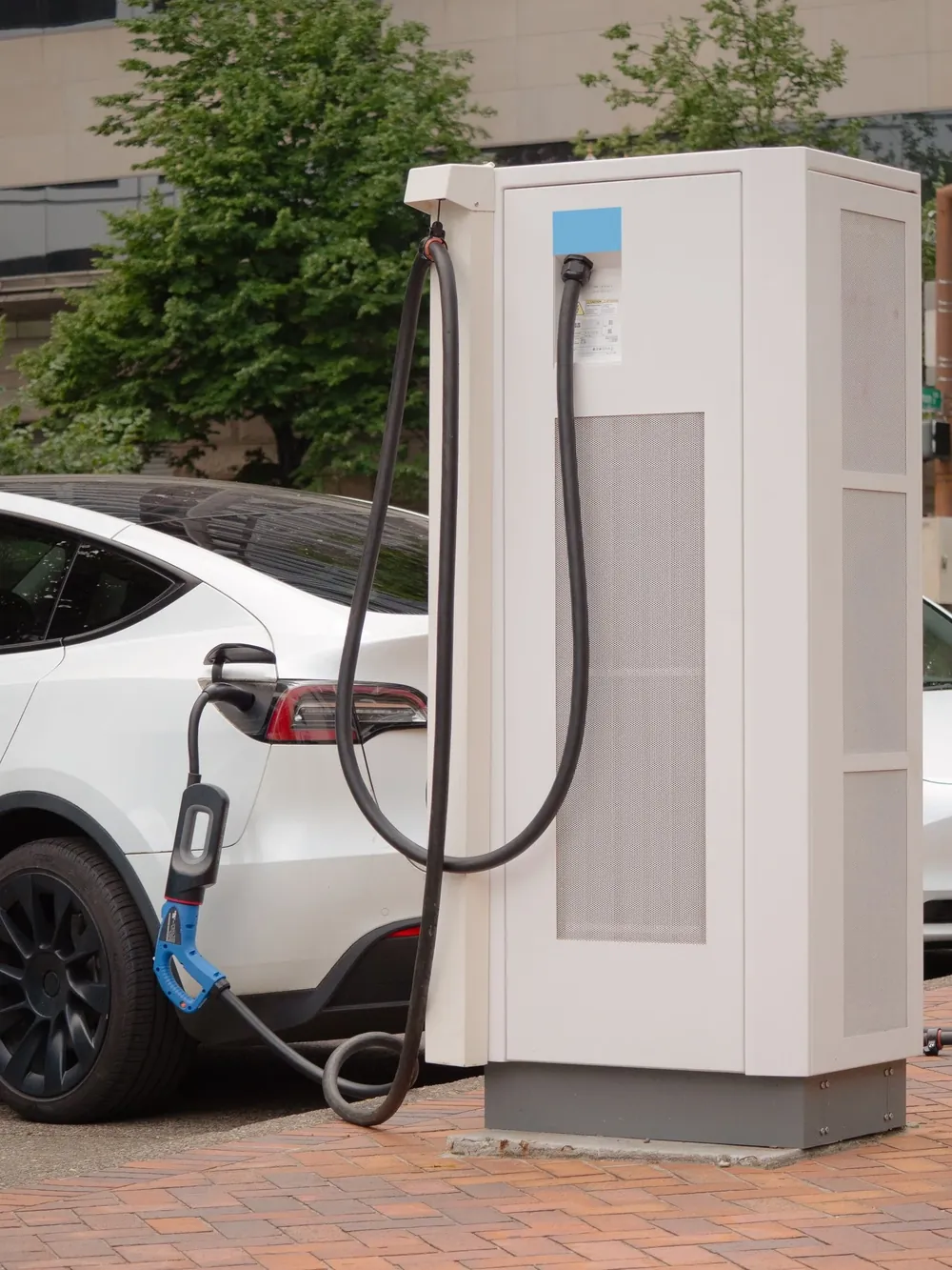 Automóvel elétrico conectado a uma estação de recarga