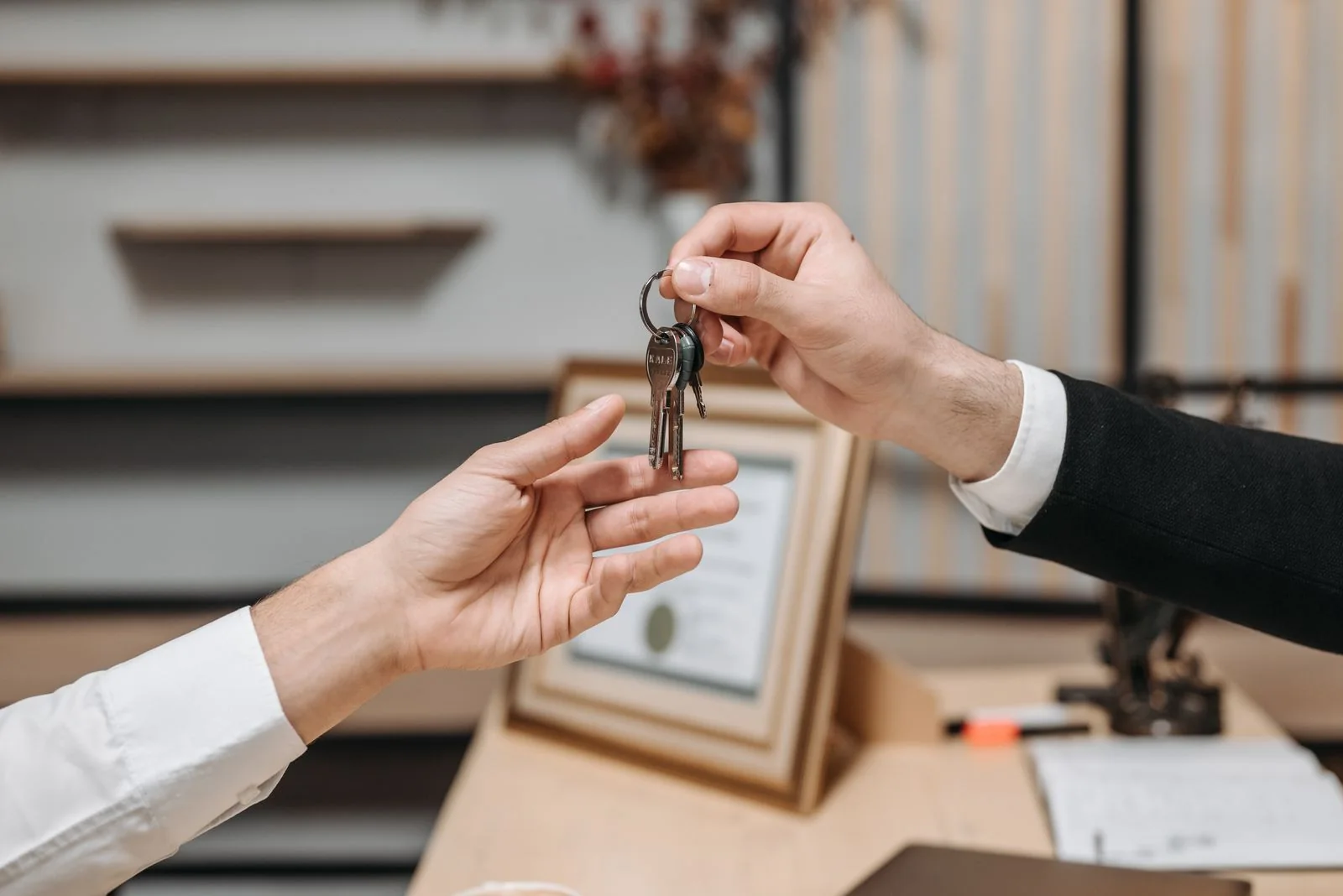 Entrega de chaves durante uma negociação imobiliária