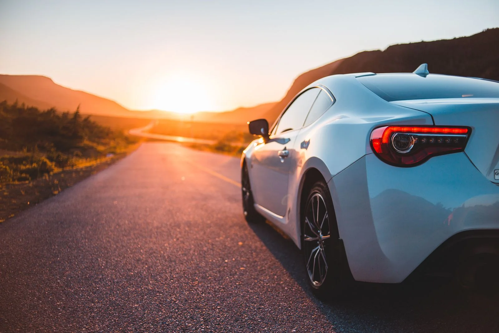 Automóvel em uma estrada ao pôr do sol